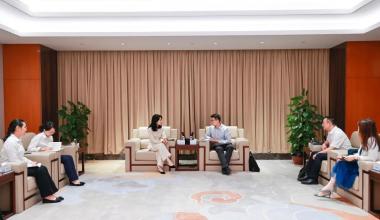 Peng Hao, Sekretaris Partai dan Presiden Bank Ekspor-Impor Tiongkok Cabang Zhejiang, mengunjungi Tongkun untuk penelitian.